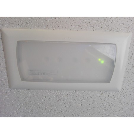 luminaria-de-emergencia-ura-21-led-legrand-661601-661602-661605-661606